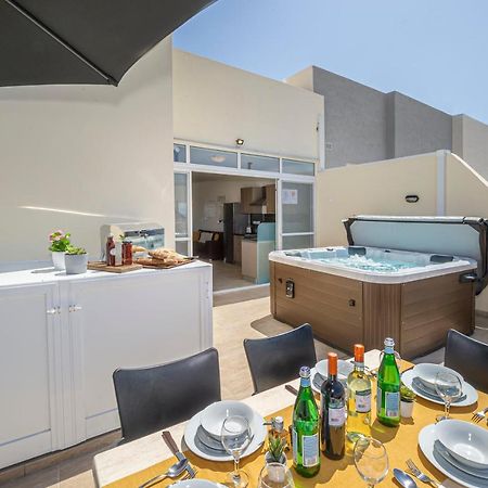 Summer Breeze Penthouse With Private Hot Tub & Terrace With Panoramic Views, By Getawaysmalta Mellieħa Kültér fotó
