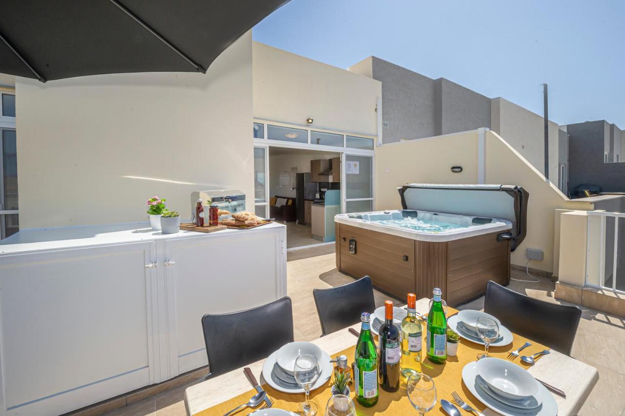Summer Breeze Penthouse With Private Hot Tub & Terrace With Panoramic Views, By Getawaysmalta Mellieħa Kültér fotó