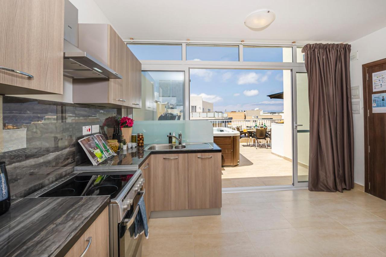 Summer Breeze Penthouse With Private Hot Tub & Terrace With Panoramic Views, By Getawaysmalta Mellieħa Kültér fotó