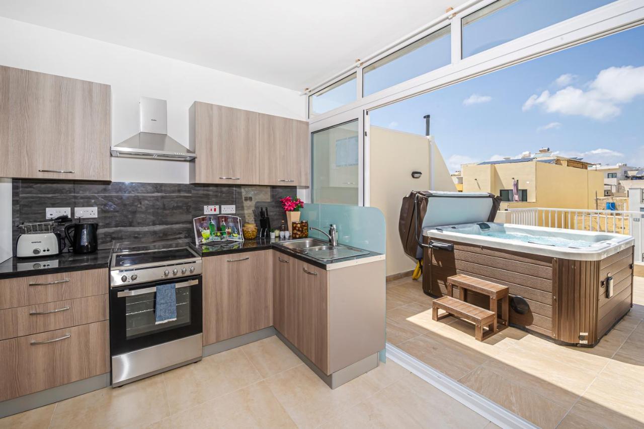 Summer Breeze Penthouse With Private Hot Tub & Terrace With Panoramic Views, By Getawaysmalta Mellieħa Kültér fotó