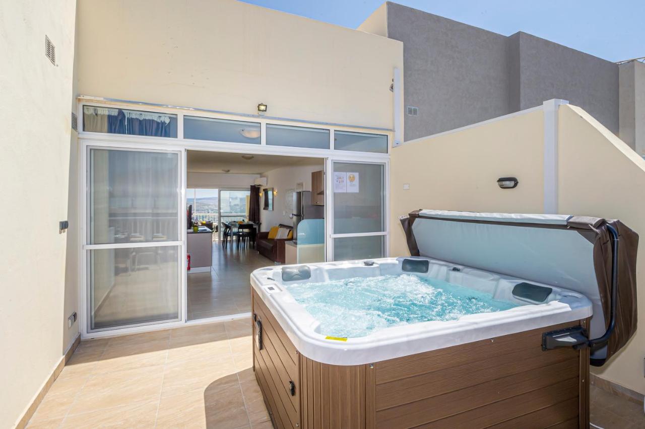Summer Breeze Penthouse With Private Hot Tub & Terrace With Panoramic Views, By Getawaysmalta Mellieħa Kültér fotó